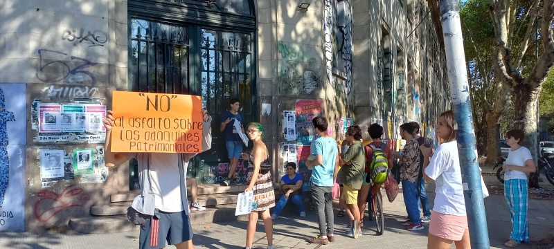 La Plata: Vecinos realizaron una protesta en contra del asfaltado de adoquines en Plaza Rocha