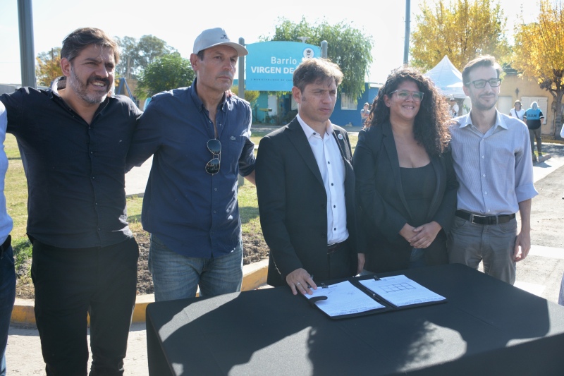 Carlos Casares: Kicillof, Barrios y Stadnik firmaron un convenio para obras de pavimentación en el barrio Tradición