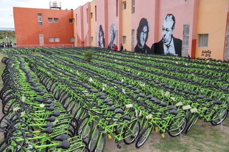 Avellaneda: Se entregaron 1500 bicicletas a alumnos y alumnas de escuelas primarias