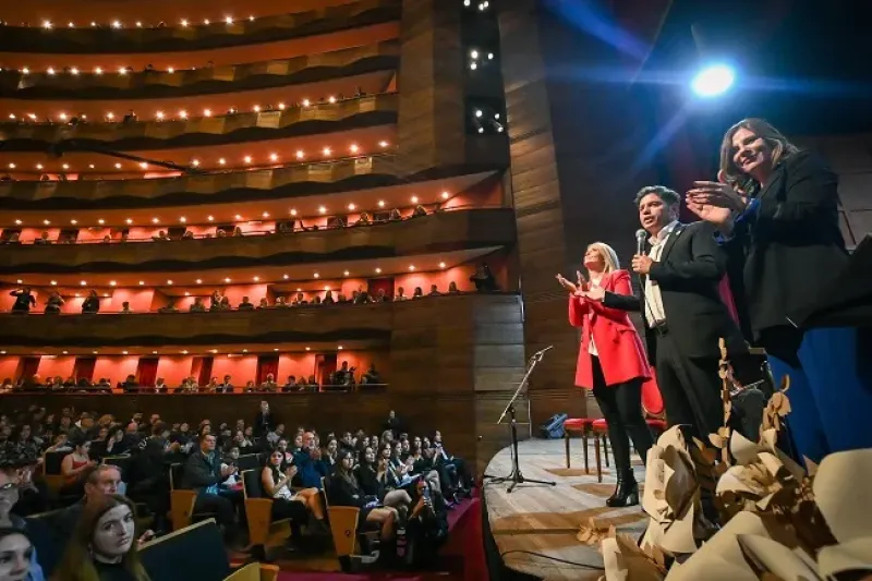 La Plata: Kicillof encabezó la reapertura de la Sala Ginastera del Teatro Argentino