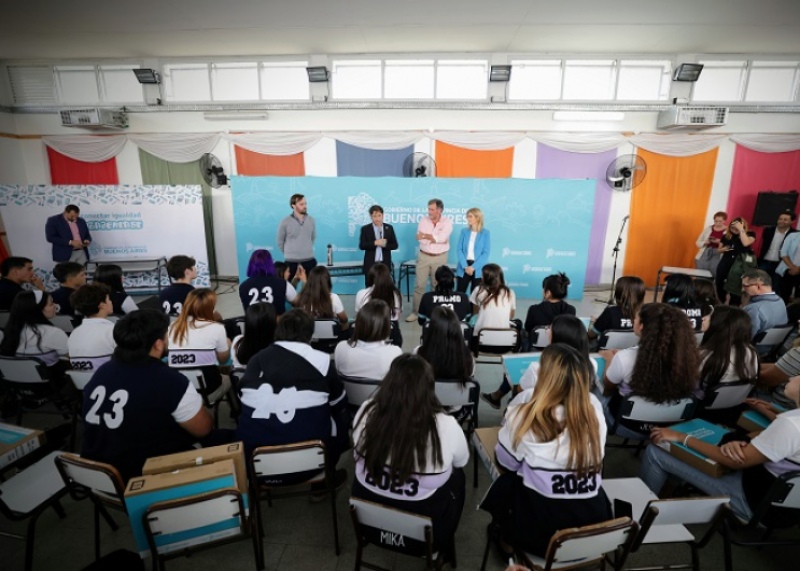 Suipacha: La Provincia entregó 87 computadoras a estudiantes secundarios