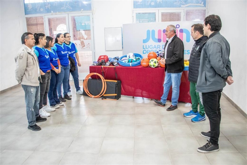Junín: Se entregaron materiales deportivos a diferentes instituciones de la ciudad
