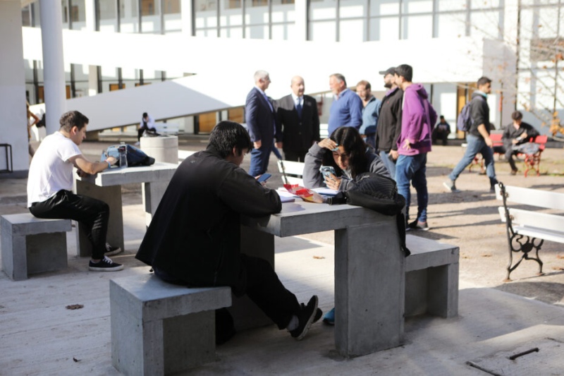 UNLP: Acondicionan espacios al aire libre con nuevas estaciones multipropósito
