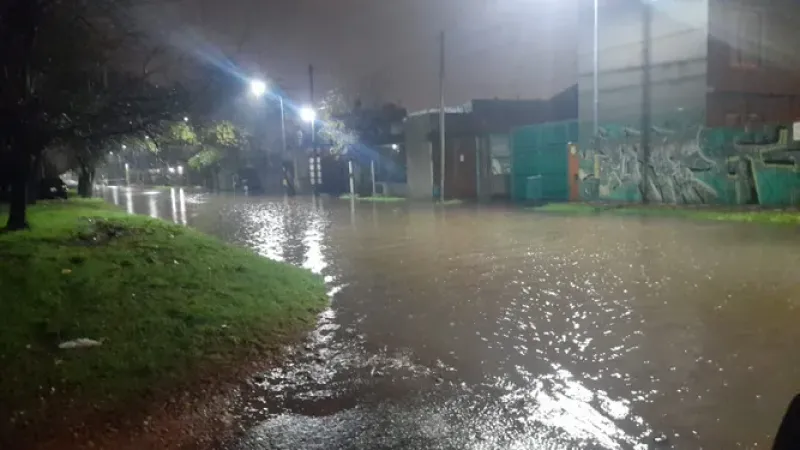 Mar del Plata: Por el fuerte temporal hubo cortes de luz, cuatro evacuados y anegamientos