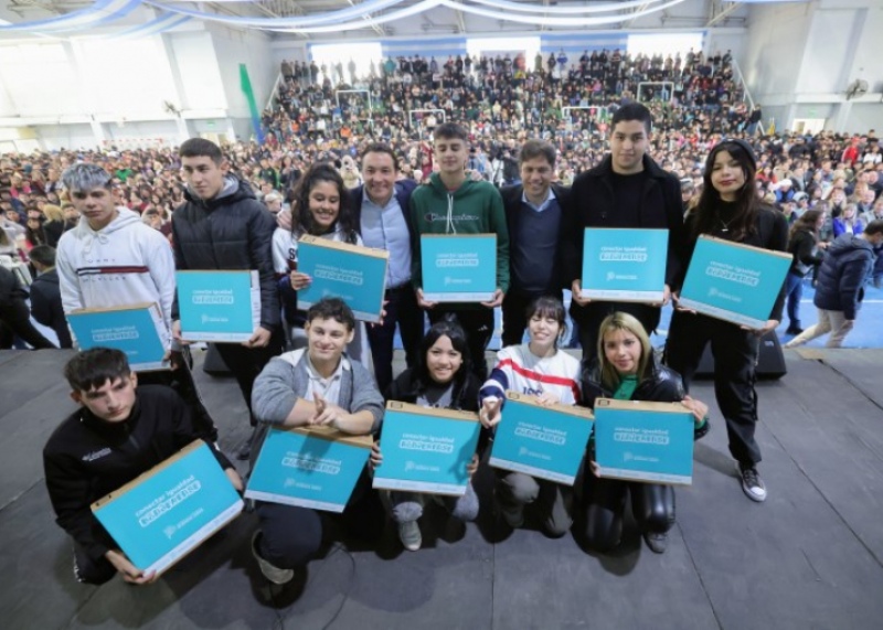 Florencio Varela: Kicillof entregó 2.150 computadoras a estudiantes de Secundaria