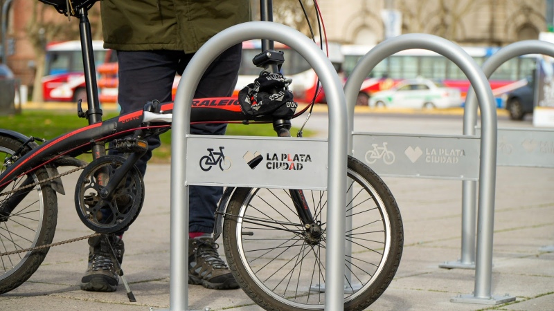 La Plata: La Comuna instala 250 bicicleteros en el centro de la ciudad