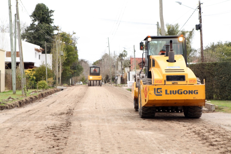 La Plata: Realizan trabajos de pavimentación en la localidad de City Bell
