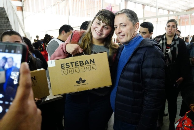 Esteban Echeverría: El intendente Fernando Gray entregó 667 netbooks a estudiantes