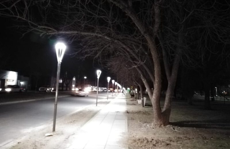 Trenque Lauquen: Refuerzan los trabajos de iluminación pública en plazas y barrios de la ciudad