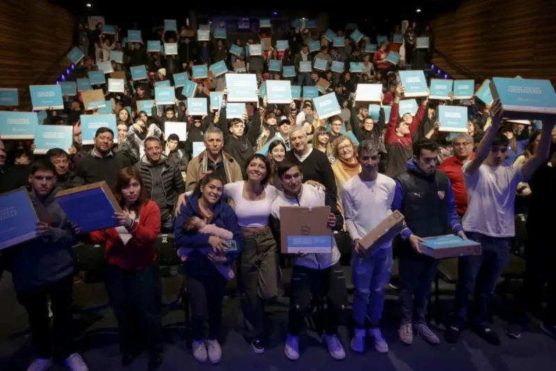 Quilmes: Se realizó una nueva entrega de computadoras a estudiantes de escuelas secundarias