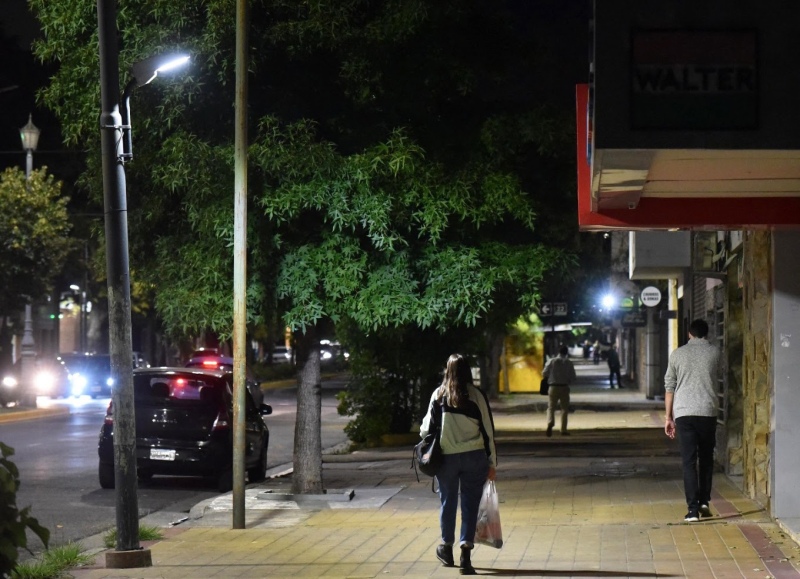 La Plata: Avanza el plan de alumbrado público que prevé la colocación de 23.500 luces LED