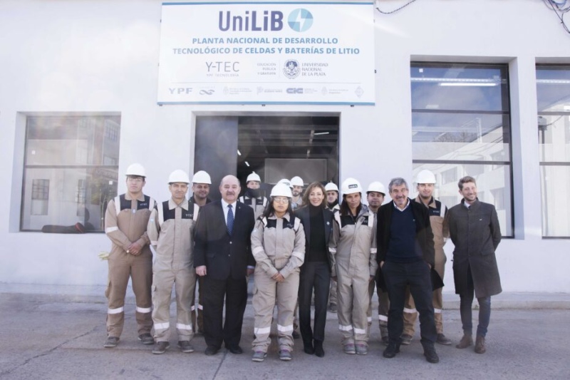 UNLP: Flavia Royón visitó la Planta de Baterías de Litio UniLiB