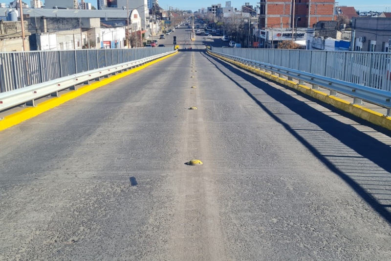 Olavarría: Concluyeron los trabajos de mantenimiento y limpieza en el puente de avenida Colón
