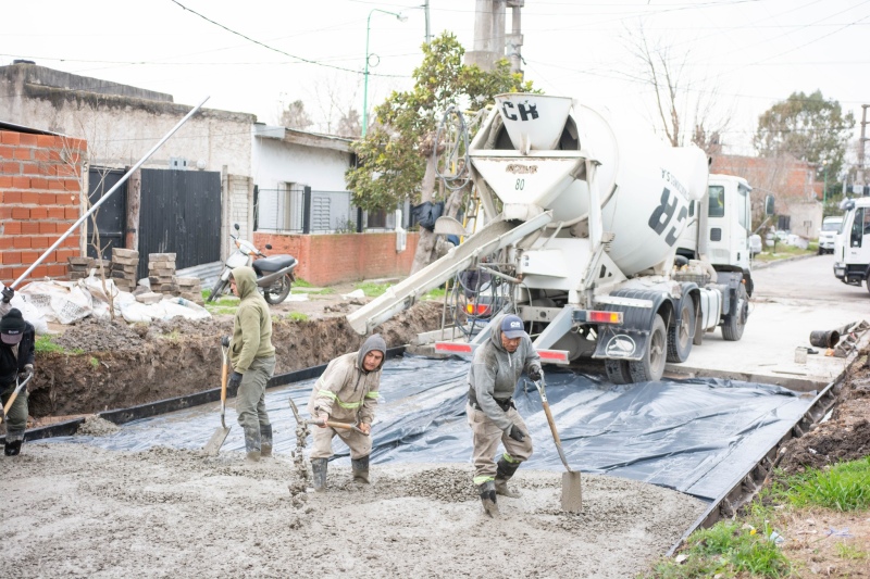 Ensenada: Continúan ejecutándose trabajos de asfalto en los barrios
