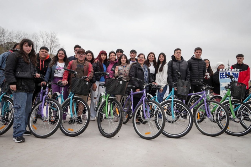 Quilmes: Entregaron 400 bicicletas a estudiantes de la ciudad