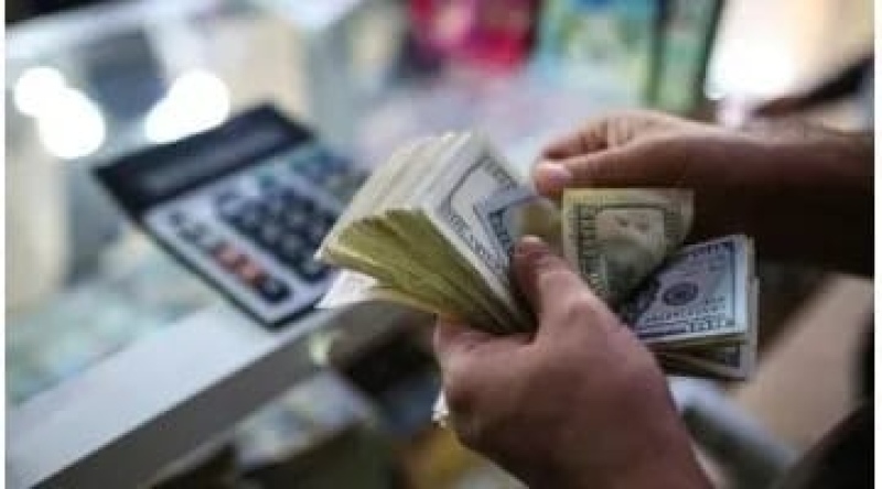 Dólar: La cotización libre cae a $970 pesos en medio de los operativos