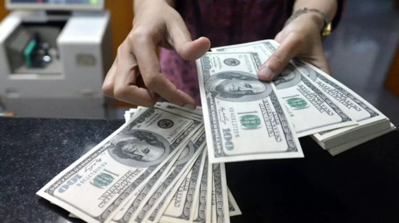 El Banco Central subió 3 pesos el dólar oficial y arrancan las minidevaluaciones diarias
