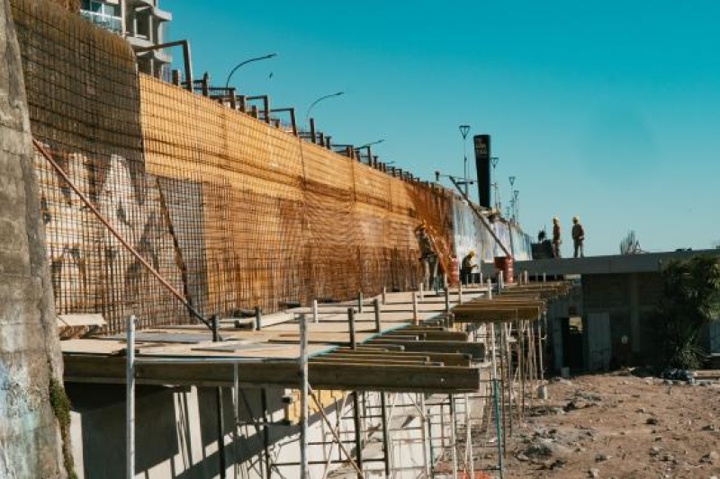Mar del Plata: Avanza la construcción del muro de una de las playas de La Perla