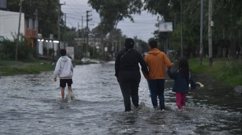 La crecida del Río de la Plata afectó a varios municipios y hay inundaciones, evacuados y alerta