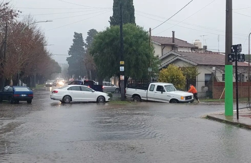 La Plata: Autos flotando y barrios enteros bajo el agua durante el temporal