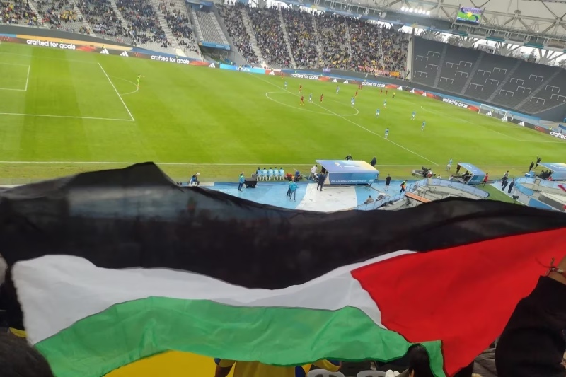 Detuvieron al hincha colombiano que mostró un bandera de Palestina