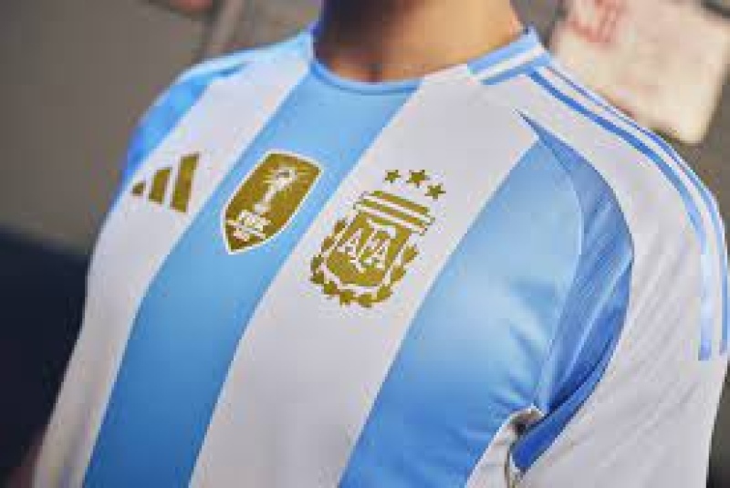 "Los campeones ya tienen nuevas camisetas": presentaron la indumentaria de la Selección Argentina